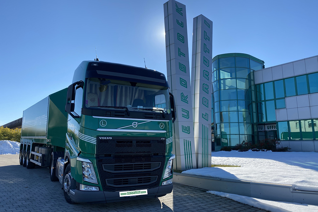 Accordo prestigioso: azienda italiana acquista 1000 camion VOLVO