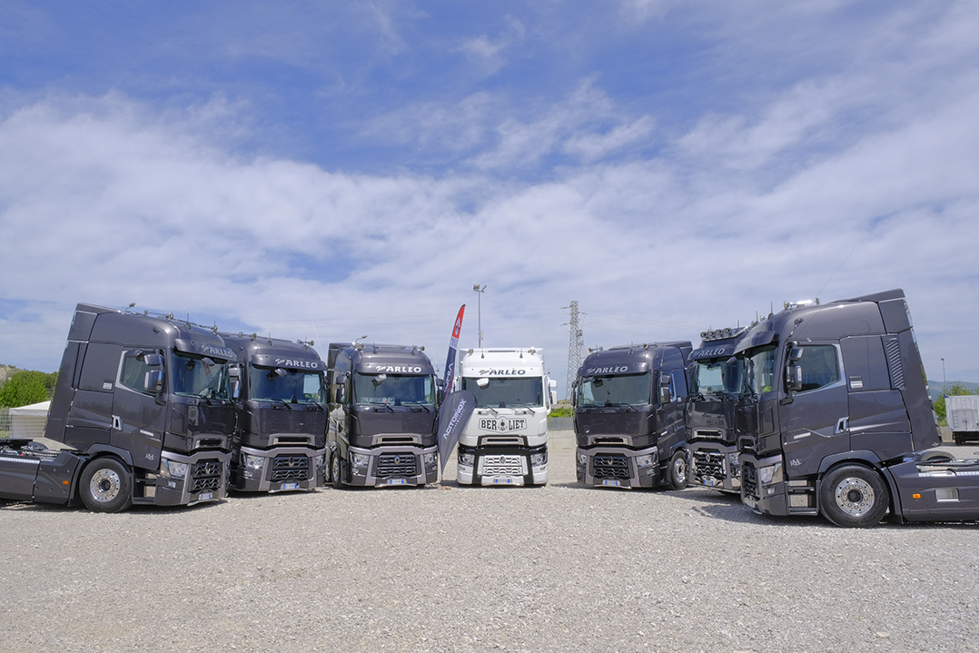 Consegnati all’azienda Transar sette trattori Renault Trucks Gamma T